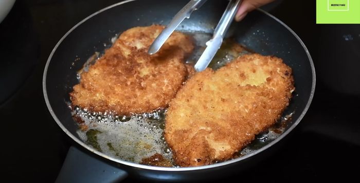 Secar el pollo con una toalla de papel absorbente.