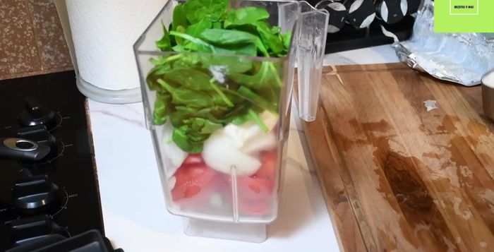 Licuar tomates (sin tallo y cortados), espinacas, cebolla, ajo, sal, leche, queso crema y consomé de pollo.