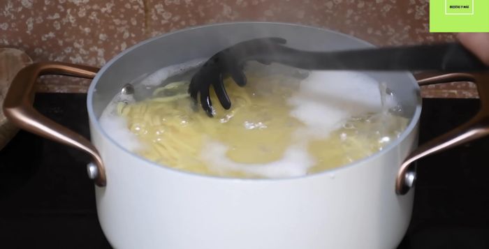 Una vez lista la salsa, sacar los espaguetis (asegurarse de que no estén demasiado blandos).