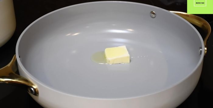 En una sartén, derretir mantequilla con aceite. Agregar la salsa y cocinar a fuego medio.