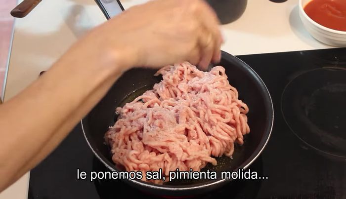 En una sartén, añade un poco de aceite, la carne picada, sal y pimienta. Sofríe.