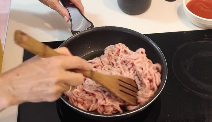 Agrega ajo en polvo y orégano. Mezcla y sofríe un poco más.