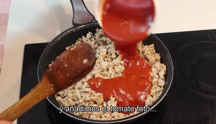 Incorpora el tomate frito. Mezcla bien y cocina durante 1 minuto. Reserva y deja enfriar.