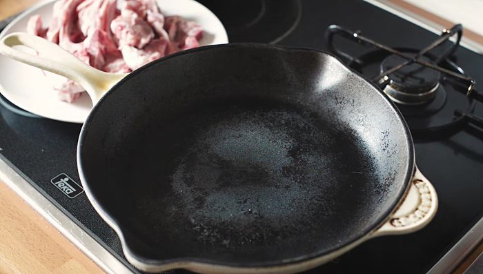 Calentar una sartén o plancha con una gota de aceite.