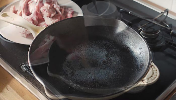 Cocinar las chuletillas de cabrito a la plancha o sartén, hasta que estén doradas.