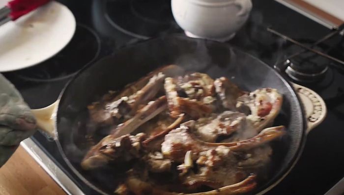 Una vez cocinadas, añadir el majado de ajo a la sartén y recoger los jugos de la cocción.