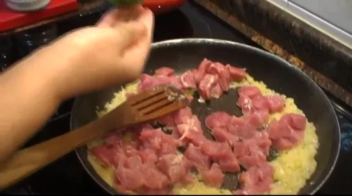 Incorporar la carne cortada en dados pequeños (ni muy grandes ni muy pequeños). Salpimentar. Añadir tomillo al gusto. (111.719)