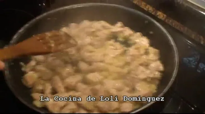 Sellar la carne ligeramente en la sartén; no es necesario cocinarla completamente en este paso. (130.92)