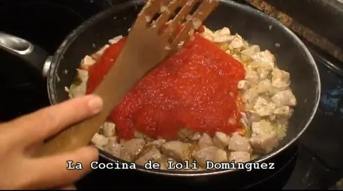 Agregar el tomate triturado (1 kg), dos cucharaditas de azúcar (para contrarrestar la acidez), un poco más de sal. (140.84)