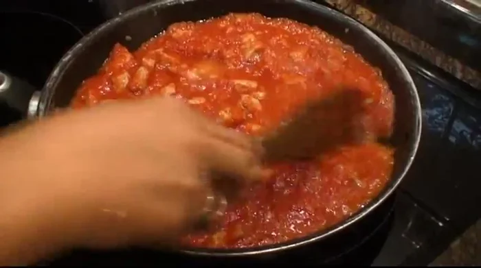 Cocinar a fuego medio, tapado, durante 30-40 minutos. Probar y rectificar la sal al final de la cocción. (169.519)