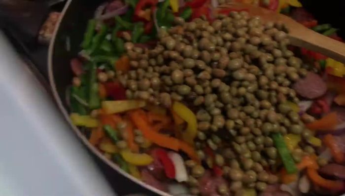 Incorporar los frijoles blancos (opcional).