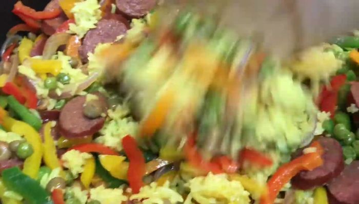 En una olla, cocinar el arroz con agua, sal, cúrcuma, caldo de pollo y un poco de aceite/mantequilla hasta que esté cocido. (Aprox. 20 min)
