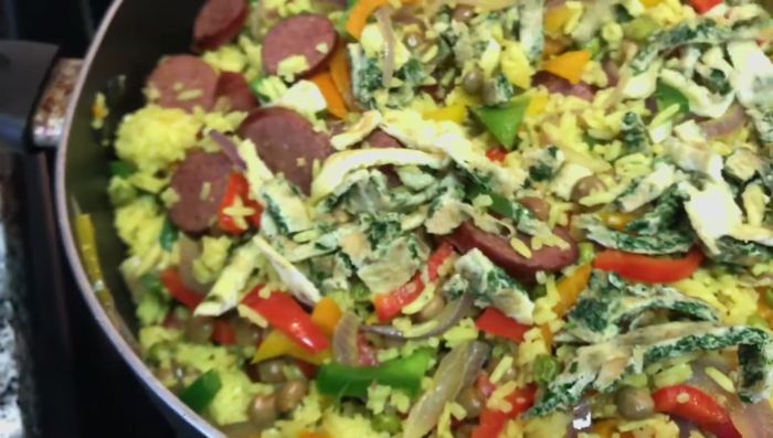 Agregar la tortilla de huevo picada a la mezcla.