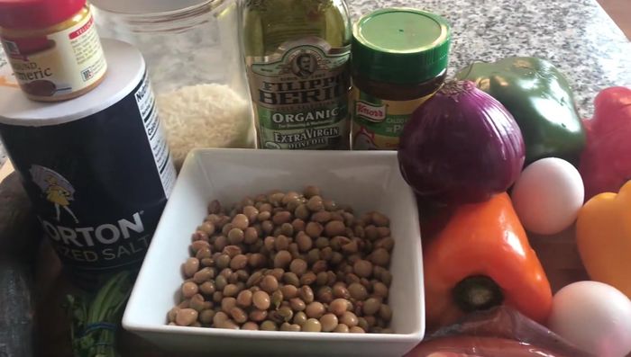 Picar los pimientos, la cebolla y el chorizo en juliana.
