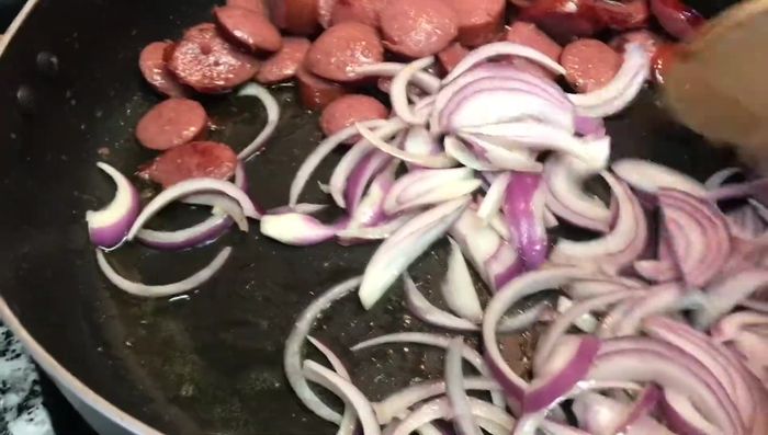 Agregar los pimientos de todos los colores a la sartén.