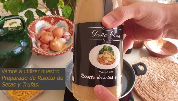 Vierte el contenido del preparado de risotto de setas y trufas en una cacerola y lleva a ebullición.