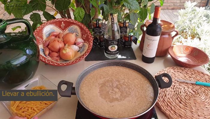 Una vez hirviendo, añade 300g de macarrones y deja cocer.