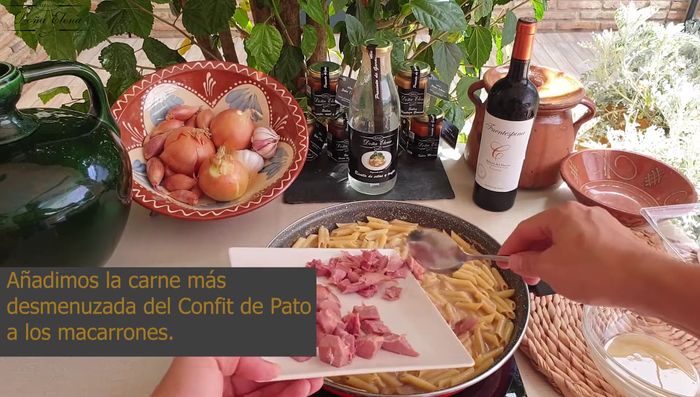 Cuando la pasta esté casi lista, añade la carne de pato desmenuzada, reservando algunos dados para la decoración.