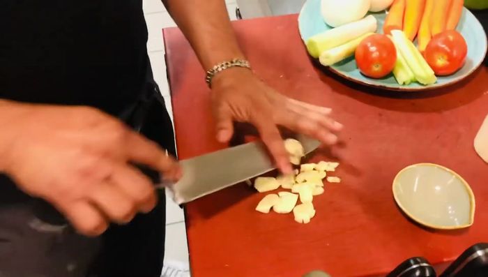 Cortamos las verduras restantes (cebolla, puerro, apio, tomate) en juliana.