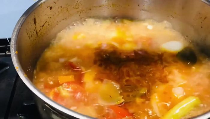 Agregamos salsa española a las verduras.