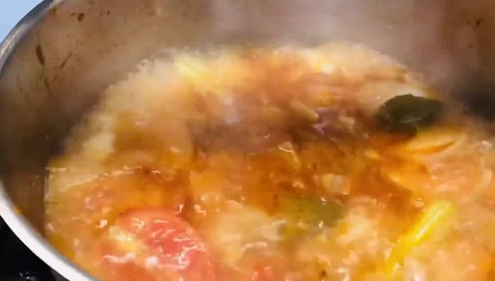 Colocamos el cabrito en una bandeja de horno con las verduras.