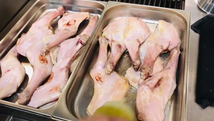 Sazonamos el cabrito con sal, pimienta, romero y orégano. Lo dejamos reposar unos 10 minutos al vapor o 10 minutos al 50% de fuego y 50% de vapor.