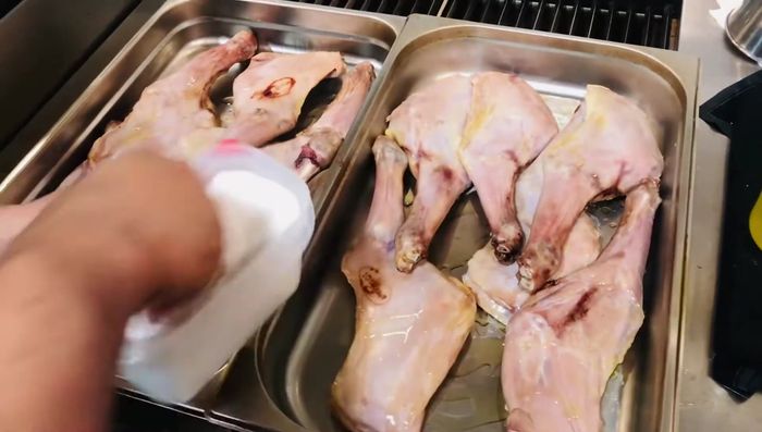 Añadimos un chorrito de aceite de oliva al cabrito.