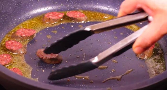 Sellar las rodajas de butifarra (o morcilla) durante 30 segundos por cada lado. Reservar.