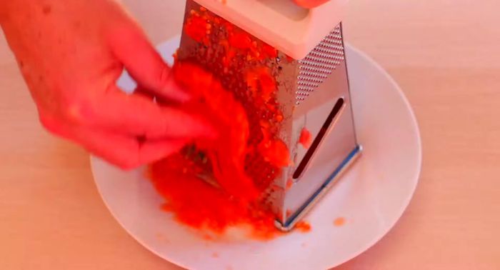 Rallar el tomate y añadirlo a la verdura. Cocinar durante 5 minutos.