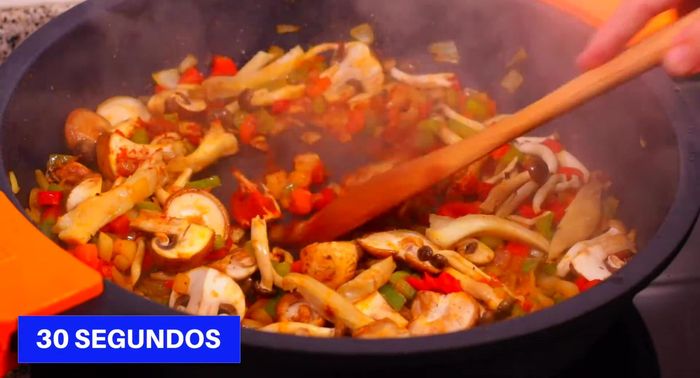 Incorporar el pimentón dulce y cocinar 30 segundos.