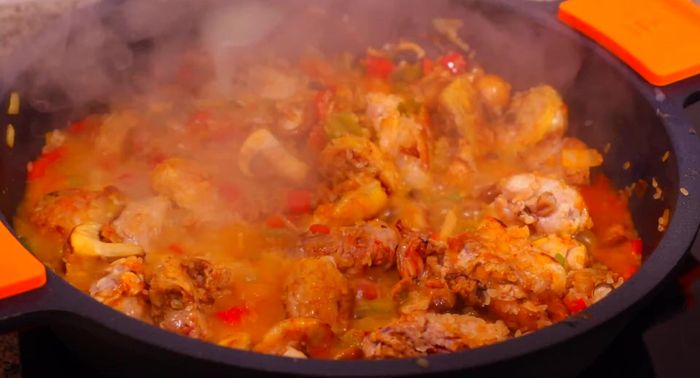 Agregar el caldo de pollo caliente al sofrito.