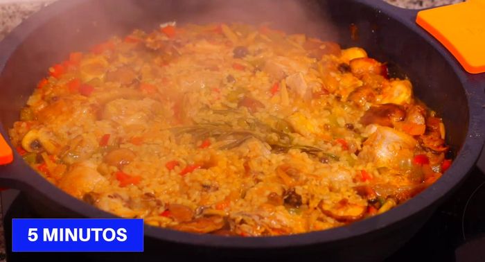 Bajar el fuego un poco más y añadir el romero. Cocinar 2-3 minutos más.