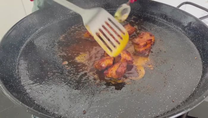Incorporar el tomate y sofreír durante 5 minutos.