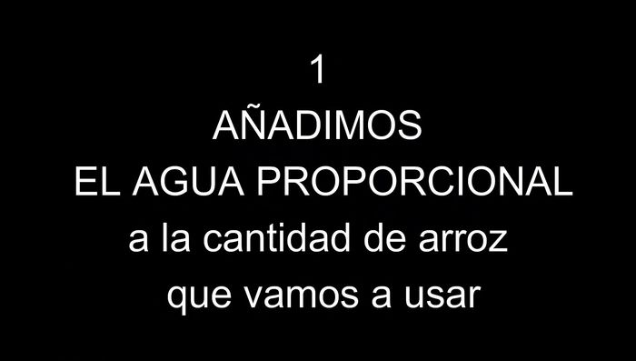 Añadir agua en proporción al arroz que se vaya a usar.