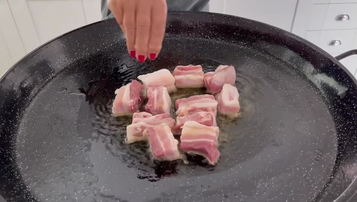 Echar la panceta y sofreír lentamente durante al menos 20 minutos.