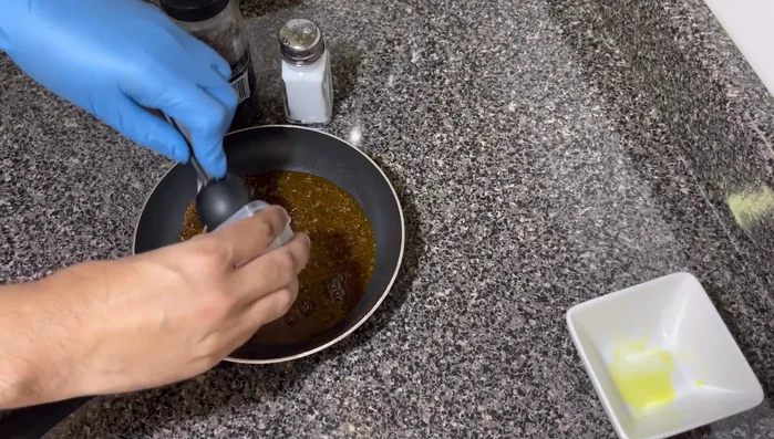 En un recipiente, mezclar el zumo de naranja agria, ajo majado, sal, pimienta y ajinomoto (opcional).