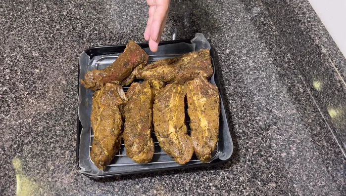 Retirar del horno, drenar el líquido y bañar las costillas con el jugo resultante.