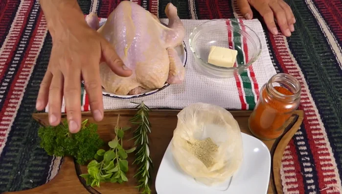 Sazonar el pollo: Mezclar la manteca con perejil, orégano, romero, pimienta, pimentón y sal. Untar bien la mezcla sobre el pollo.