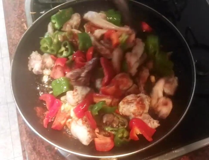 Añadir las verduras al conejo. [173.319]