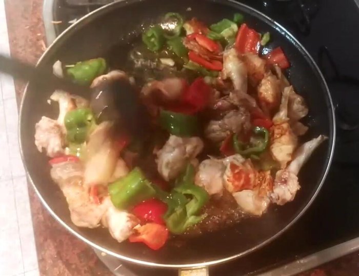 Dejar cocinar por al menos 5 minutos más y agregar el tomate frito. [175.9]