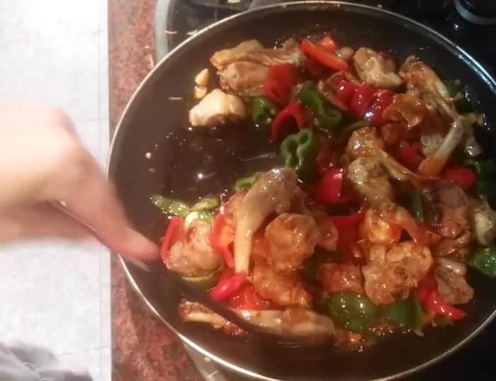 Remover y dejar que se cocine hasta que las verduras estén tiernas y el conejo esté completamente hecho. [273.58]