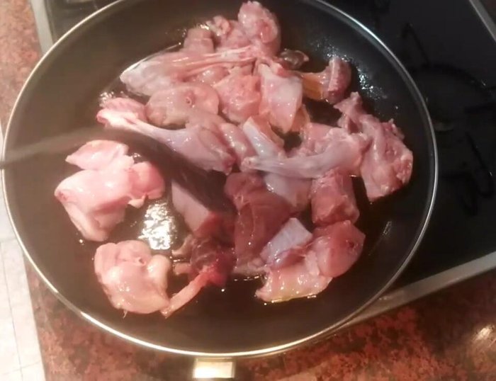 Limpiar y trocear el conejo en trozos grandes. [80.26]