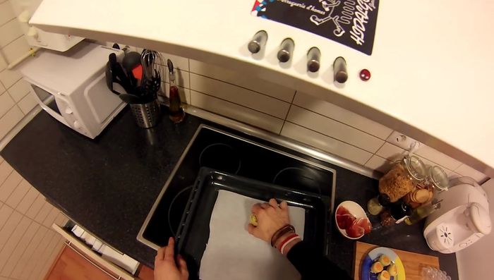 Colocar las alcachofas rellenas en una bandeja de horno (180.4). Añadir un chorrito de aceite (200.04).
