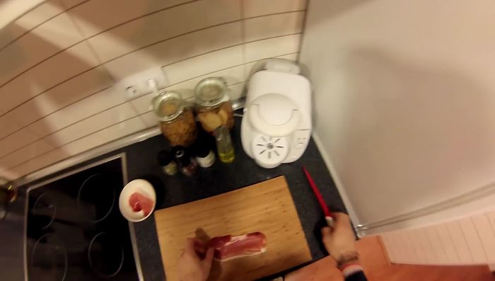 Mientras se hornean las alcachofas, cortar el jamón en juliana (227.879).