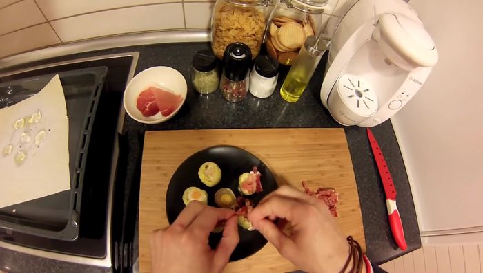 Colocar el jamón sobre las alcachofas (303.4).