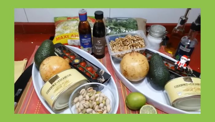 Adornar una parte de la ensalada con balsámico de frambuesa y la otra con balsámico de trufa.