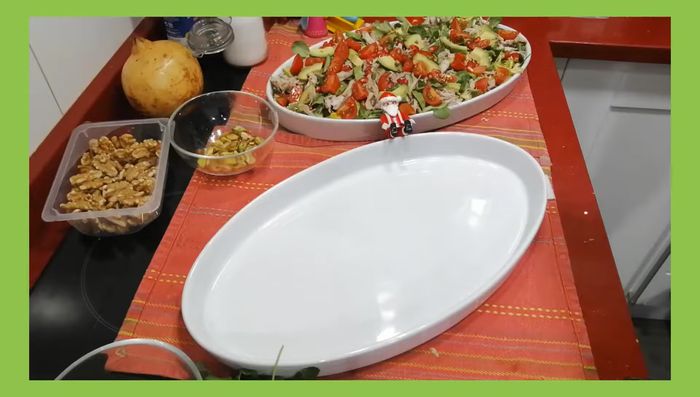 Montar la ensalada: colocar la cama de lechugas, añadir los tomates cherry, las codornices, el aguacate, los pistachos, las nueces y la granada.