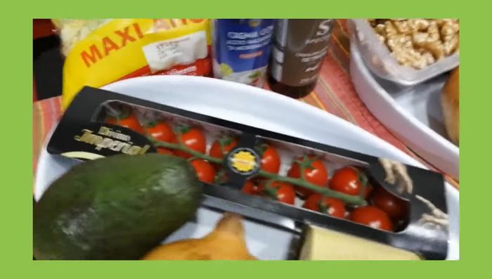 Cortar los tomates cherry por la mitad.