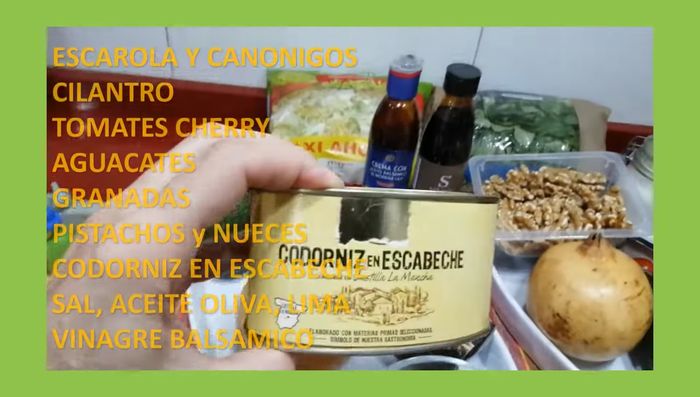 Abrir las latas de codorniz en escabeche, deshuesar y cortar en trocitos.