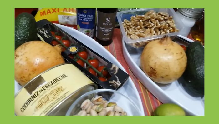 Preparar el aliño: mezclar aceite de oliva, vinagre balsámico, zumo de lima, un poco de caldo de escabeche, sal y emulsionar bien.